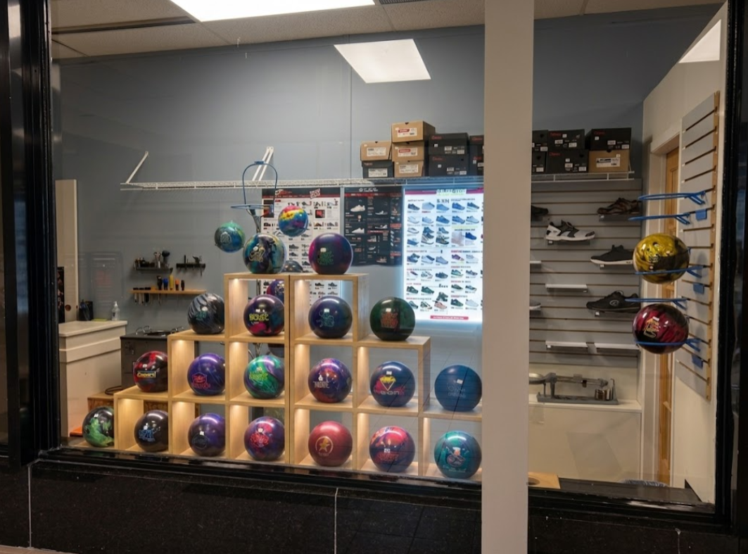 Vitrine de la boutique Pro-Shop avec boules et souliers de quilles